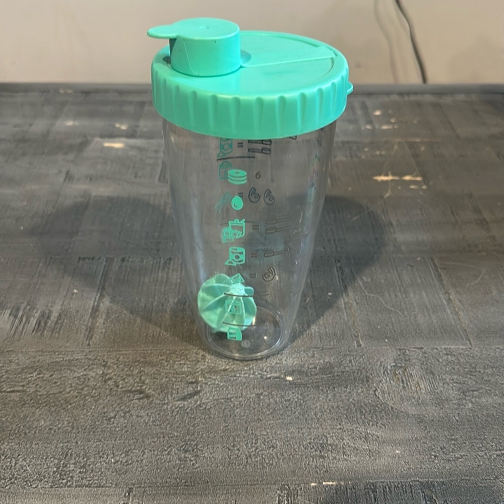 Pampered Chef Gym Protein Pancake Shaker Bottle Mix & Pour Measuring Spoon